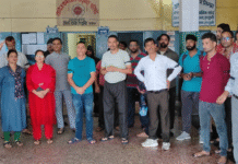 दो महीने का वेतन न मिलने से गुस्साए रोडवेज कर्मचारियों ने काली पट्टी बांध हल्द्वानी बसअड्डे पर विरोध जताया