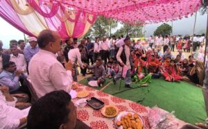 बहुउद्देशीय शिविर को संबोधित करते दायित्वधारी नवीन वर्मा। 