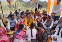 पूर्व विधायक ने शक्तिफार्म पहुंच बंगाली परिवारों को दिया समर्थन