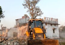 रामनगर के पुछड़ी में तड़के अतिक्रमण पर चला बुलडोजर, भारी पुलिस बल तैनात, देखें वीडियो