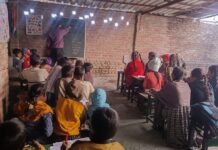 तारबाड़ हटी, खुला सायंकालीन स्कूल हुई पढ़ाई