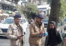 सड़क पर निर्माण कार्य सामग्री रखने वाले ठेकेदारों व भवन स्वामियों के पुलिस ने काटे चालान