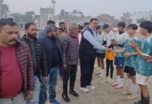 पूर्व विधायक ने ट्रांजिट कैंप में फुटबॉल टूर्नामेंट का शुभारंभ किया