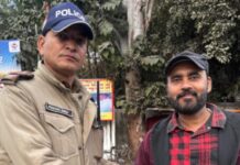 पुलिस कर्मी ने डिलीवरी ब्वाय खालिद का खोया मोबाइल फोन लौटकर पेश की ईमानदारी की मिसाल