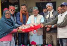 भाजपा नेता राकेश नैनवाल ने बुजुर्गों को दिए कंबल और युवाओं को स्पोर्ट्स किट