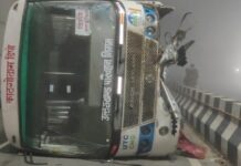 हल्द्वानी से यात्रियों को लेकर दिल्ली जा रही रोडवेज बस पलटी