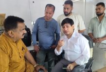 गैस सिलेंडर लेने गोदाम में पहुंचे लोग, इंडेन के अफसर को घेरा