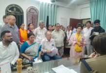 पुलिस के सामने हो रही नशा तस्करी, एसपी सिटी से मिले यहां के लोग