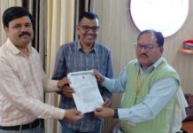 गणित के प्रश्नपत्र में बोनस अंक की मांग को लेकर बोर्ड सचिव से मिले शिक्षक