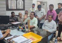 पूर्व विधायक के नेतृत्व में यूपीसीएल के अधिशासी अभियंता का घेराव