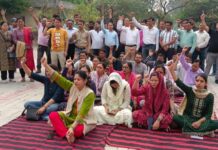 यूपीसीएल के अधिकारियों और कर्मचारियों का मुख्य अभियंता कार्यालय पर धरना