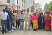 नाबालिग के साथ छेड़छाड़ से गुस्साए लोगों का एसएसपी आफिस पर प्रदर्शन