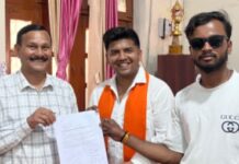 परीक्षाफल जल्द घोषित कराने को प्राचार्य से मिले छात्र