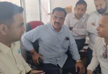 घरेलू गैस उपलब्ध कराने को पूर्व विधायक के साथ एजेंसी पहुंचे लोगों का हंगामा, देखें वीडियो