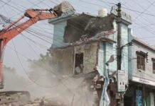 हल्द्वानी के ऊंचापुल में सिंचाई नहर पर बनाई बिल्डिंग पर चला बुलडोजर, देखें वीडियो