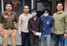 मोबाइल लूटकर खाते से नगदी उड़ाने वाले दो युवक गिरफ्तार