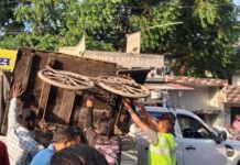 बाजार में अतिक्रमण पर कार्रवाई, दुकानदारों का चालान काटा