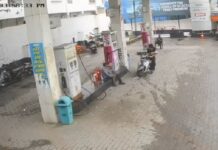 पेट्रोल पंप में मारपीट, देखें वीडियो