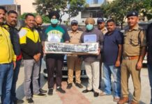 कार में रखे अत्याधुनिक हथियारों समेत दो युवक गिरफ्तार