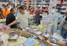 प्रशासन का कापी-किताबों की दुकानों में छापा, स्कूलों की मान्यता और पंजीकरण की होगी जांच