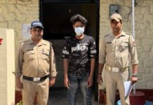 पुलिस ने अवैध शराब के साथ राजा और हीरा को गिरफ्तार किया