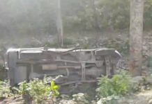 हल्द्वानी-रुद्रपुर मार्ग में दो कारें भिड़ी, एक पलटी, देखें वीडियो