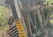 धारी में मैक्स खाई में गिरने से दो की मौत, चार जख्मी