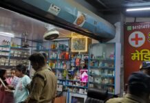 एसडीएम और सीओ ने दो मेडिकल स्टोरों में छापा मार गड़बड़ी पकड़ी