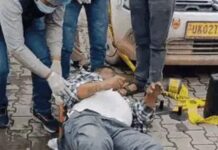 रेलवे स्टेशन की पार्किंग में टैक्सी में मिली लाश, पुलिस मौके पर पहुंची