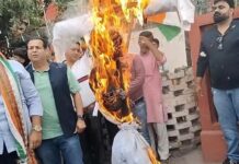 रुद्रपुर में कांग्रेस कार्यकर्ताओं ने भाजपा सरकार का पुतला फूंका