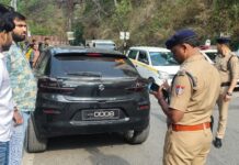 यातायात नियमों का उल्लघंन कर पुलिस पर रौब झाड़ने वालों पर कार्रवाई