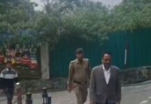 यहां डीएम ने की पेट्रोल बचाने की पहल, पैदल दफ्तर गए, देखें वीडियो