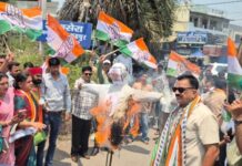 नीट पेपर लीक के विरोध में कांग्रेसियों ने फूंका केन्द्र सरकार का पुतला