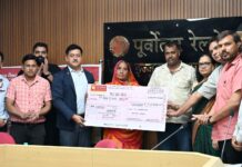 मंडल रेल प्रबंधक ने रेलवे कर्मचारी की पत्नी को एक करोड़ दुर्घटना बीमा राशि का चेक सौंपा