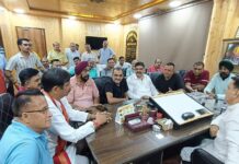 नगर निगम की दुकानों का किराया पूर्ववत रखने को मेयर से मिले व्यापार मंडल के पदाधिकारी