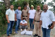 पुलिस ने आठ तमंचों के साथ रियासत को गिरफ्तार किया