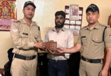 पुलिस कांस्टेबलों ने पर्यटक का नगदी भरा पर्स लौटाया