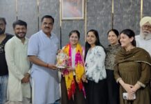 पीसीएस परीक्षा की टापर जसमीत कौर को पूर्व विधायक राजकुमार ठुकराल ने किया सम्मानित