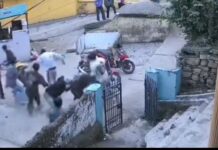 मोहल्ले में दिनदहाड़े युवकों के गुटों में मारपीट, हेलमेट से सिर फोड़ा, देखें वीडियो