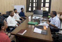 रामनगर छोई की खराब सड़कों की मरम्मत को पीडब्ल्यूडी के अधिशासी अभियंता से मिले दरम्वाल