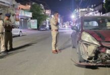 डिवाइडर से टकराई कार, स्पा और बार संचालक की मौत, शरीर पर मिले गहरे घाव से मामला हुआ संदिग्ध