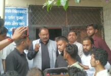 कालेज के छात्रों ने महिला प्रोफेसर और उनके पुत्र के खिलाफ कार्रवाई को हंगामा काटा, देखें वीडियो