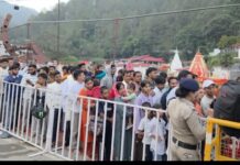 कैंची धाम में लगा आस्था का मेला, अमेरिका से भी पहुंचे भक्त