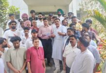 फुटओवर ब्रिज निर्माण की मांग को लेकर रुद्रपुर कलेक्ट्रेट पर प्रदर्शन