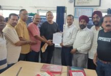 रेलवे यात्रियों को सुविधा मुहैया कराने को व्यापार मंडल पदाधिकारियों ने स्टेशन मास्टर को ज्ञापन सौंपा