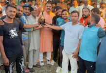 पिपलिया नंबर एक की टीम ने जीता क्रिकेट टूर्नामेंट का फाइनल, पूर्व विधायक ने चमचमाती ट्राफी से पुरस्कृत किया