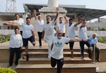 महावीर योग साधना केंद्र के शिविर में किया सामूहिक योगाभ्यास