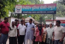 संदिग्ध परिस्थितियों में लापता बालक का सुराग न लगने से नाराज परिजनों ने पूर्व विधायक के साथ पुलिस चौकी पर प्रदर्शन किया