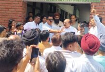 रुद्रपुर में स्कूल सेशन बंद करने से भड़के अभिभावक, स्कूल में हंगामा
