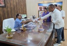 दमुवाढूंगा के लोग मालिकाना हक को डीएम से मिले